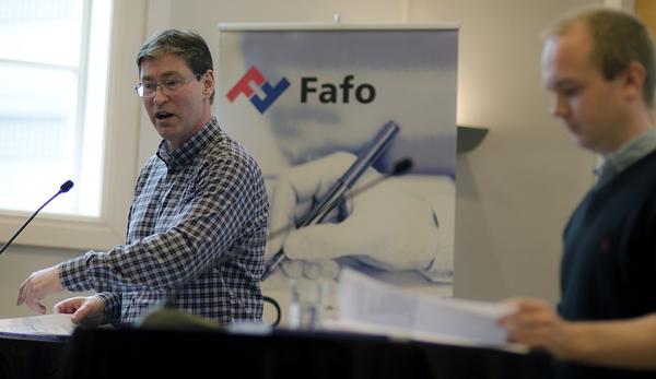 <p>NORDMOD-SEMINAR: Prosjektleder Jon M. Hippe (t.v.) og forsker Øyvind Berge la 16. april fram «Norsk landrapport 1990-2012».</p>