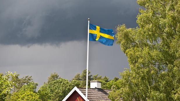 <p>TRUENDE SKYER? Frontfag-modellen er under hard debatt etter urolighetene under vårens tariffoppgjør. Samtidig er det mange som mener at politikerne bør senke «lønnsgulvet» for å få flere unge og innvandrere i jobb.</p>