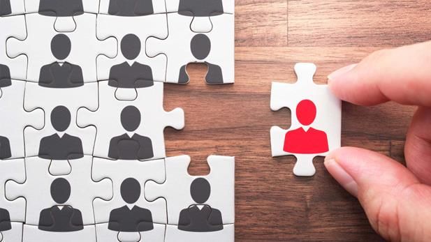 <p>LØSE BRIKKER: Det er ingen tvil om at faste stillinger fremdeles er den soleklare normen i det norske arbeidslivet, men gråsonene er også høyst til stede. Enkelte aktører har utfordret grensesteinene for ansettelser og tilhørende rettigheter. Ny NOU går gjennom utviklingstrekkene og foreslår en rekke tiltak for å hindre at slike tendenser får større fotfeste i det norske arbeidsmarkedet.</p>