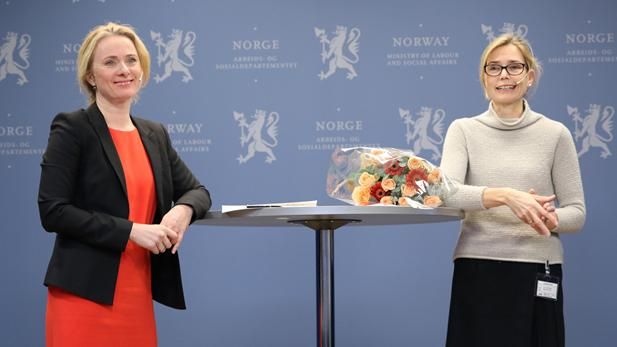 <p>NYTT ÅR, NY NOU: 6. januar ble det endelige forslaget fra arbeidstidsutvalget presentert. Utvalgslederen, professor Karen Helene Ulltveit-Moe, sto for overrekkelsen til arbeids- og sosialminister Anniken Hauglie.</p>