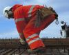 <p>Regjeringen foreslår å øke arbeidsmiljølovens aldersgrense fra 70 til 72 år, slik at eldre kan stå lenger i arbeid. Bakgrunnen er at levealderen øker og at grensen for pensjonsopptjening i folketrygden allerede er hevet til 75 år. Dette er derfor bare første skritt på veien.</p>