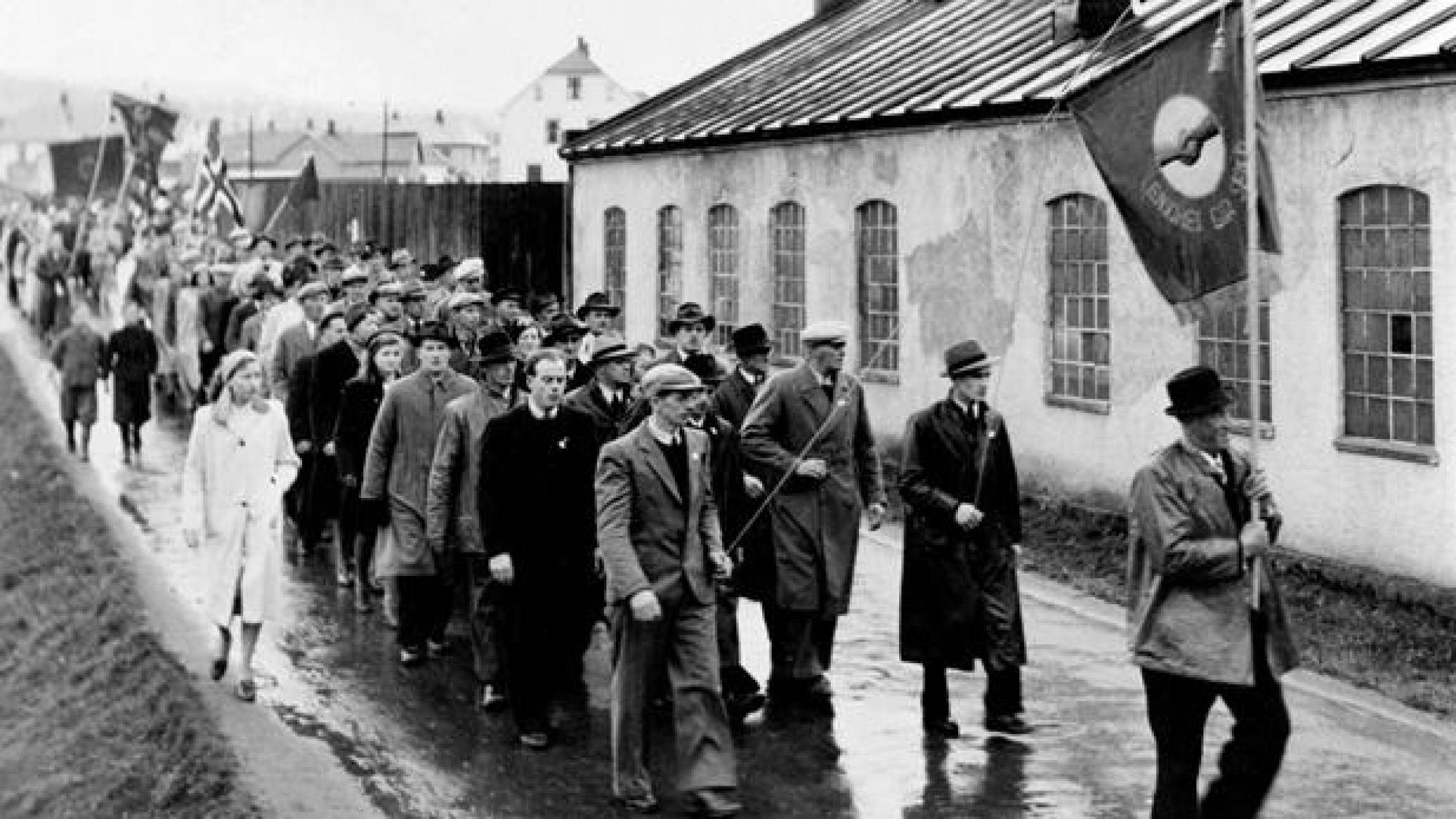 <p>SIDEN 1890 har arbeidernes dag blitt markert i norske byer. Her marsjerer Brumundal Sag- og høvleriforening i 1950 eller 1960-årene</p>