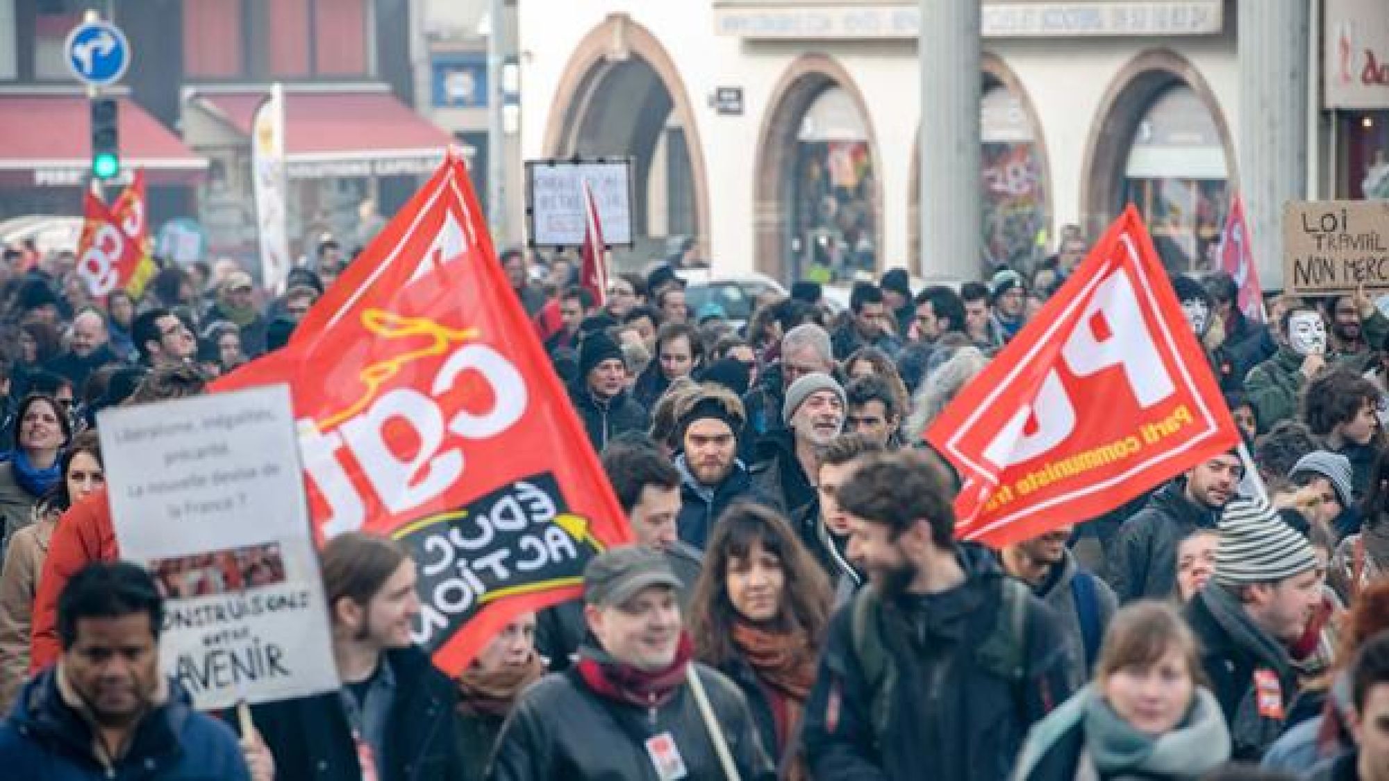 <p>MEST OPPMERKSOMHET har protester og en rekke streiker rettet mot foreslåtte endringer i den franske arbeidsmiljøloven fått det siste året. Her fra Strasbourg i mars i år. Større enighet mellom regjering og arbeidstakerorganisasjoner er det imidlertid om behovet for en minstelønn-ordning som gjelder i hele EU.</p>
