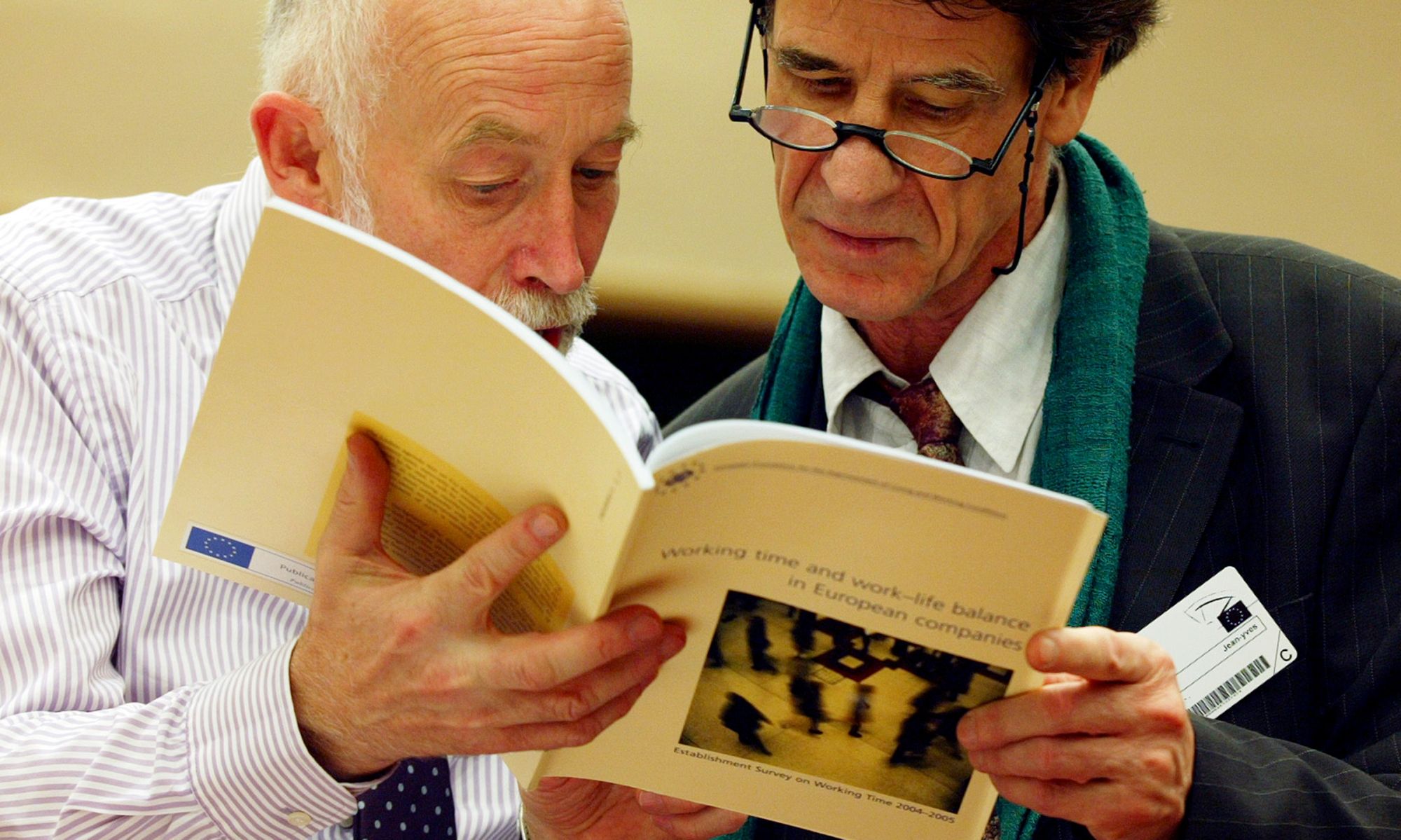 <p><strong>LESESTOFF:</strong> Eurofound publiserer egne rapporter basert på medlemslandenes rapporteringer om utviklingen innen arbeidsliv og samfunn for øvrig. På bildet ser vi to lesere av en rapport om balansen mellom arbeid og fritid. <em>Foto:&nbsp;<a href="https://www.mynewsdesk.com/eurofound/images/interested-readers-1008493">EUP & Images / Erik Luntang / Creative commons</a>.</em></p>